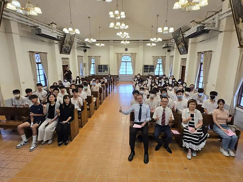 長榮中學於5月9日舉行「會考感恩禮拜」,學生、師長與家長齊聚在主前,以禱告與祝福陪伴會考生迎向人生的重要轉折點。(圖/長榮中學 提供)