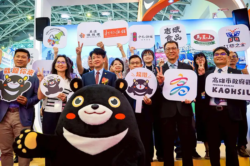 高雄市旅行公會國際旅展9日在高雄展覽館熱鬧登場,一連四天引爆南台灣旅遊熱潮。(記者吳文欽攝)