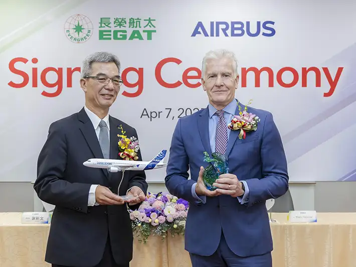 長榮航太總經理謝新文(左)與空中巴士採購部門副總經理Mark Haisman(右)共同簽署合作合約,在業務及製造技術上建立直接性的夥伴關係,展現長榮航太在世界的主要飛機製造商供應鏈中佔有重要地位。(長榮航空提供)