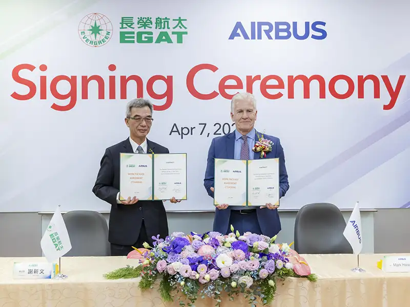 長榮航太總經理謝新文(左)與空中巴士採購部門副總經理Mark Haisman(右)共同簽署合作合約,在業務及製造技術上建立直接性的夥伴關係,展現長榮航太在世界的主要飛機製造商供應鏈中佔有重要地位。(長榮航空提供)