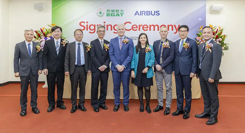 長榮航太成為空中巴士在機體組件的一階供應商,為台灣航太工業的發展開啟了新篇章,長榮航太董事長黃南宏(左一)、總經理謝新文(左四)、長榮航空首席副總經理廖至維(右二),空中巴士採購部門副總經理Mark Haisman(右五)、亞太地區採購部門負責人Ornella Beaussier(右四),以及經濟部產業發展署副組長盧文燦(左三)、航太產業發展推動小組主任簡志維(左二)等代表共同見證此里程碑。(長榮航空提供)