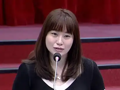 市議員許采蓁質疑,高雄出現大跳電,甚至影響大眾運輸和關鍵基礎設施,請問這就是民進黨趕鴨子上架的韌性電網嗎?(記者吳文欽攝)