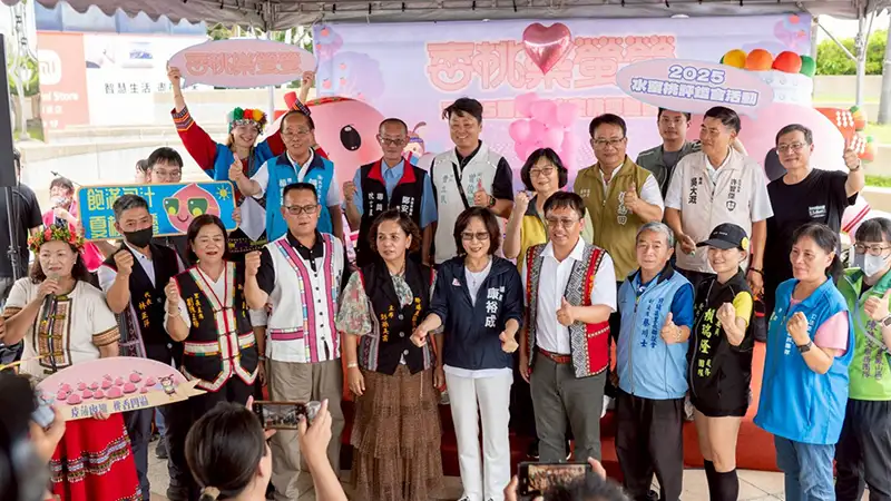 那瑪夏水蜜桃評鑑會10日在夢時代購物中心時代廣場登場,議長康裕成讚那瑪夏水蜜桃「一等一的甜」。(記者吳文欽攝)