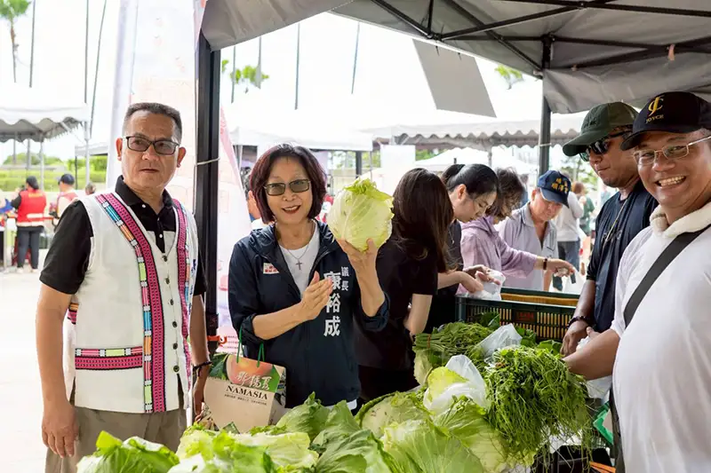 康議長也呼籲市民多支持那瑪夏其他優質農特產品。(記者吳文欽攝)