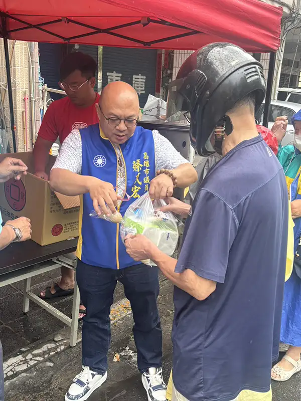 市議員蔡武宏的特別助理許芳瑞攜手前鎮區西甲里龍水宮,11日共同發起發放母親佳節小禮物活動。(記者吳文欽攝)
