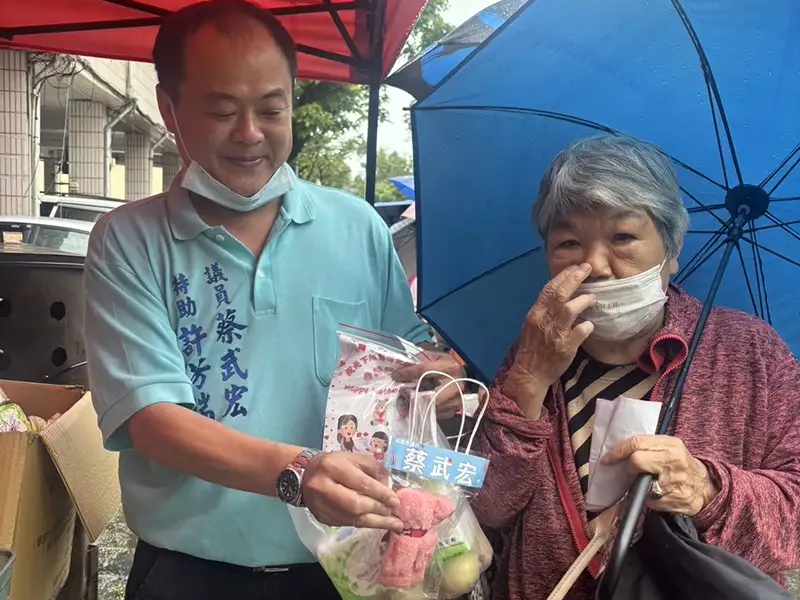 許芳瑞攜手龍水宮發放母親節禮物 傳遞溫馨祝福