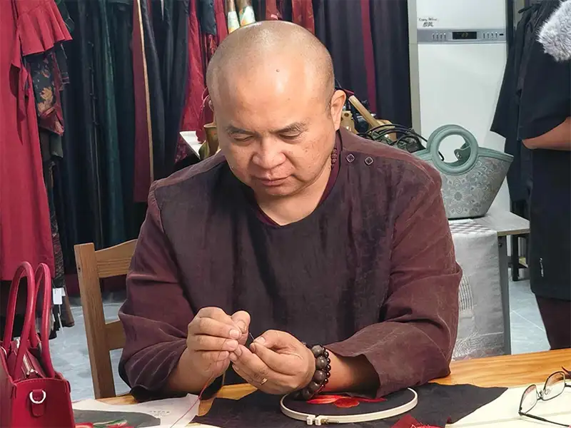 林俊億專注於傳統刺繡創作,展現精湛手藝,將傳統工藝融入現代設計。(記者楊婉攝)