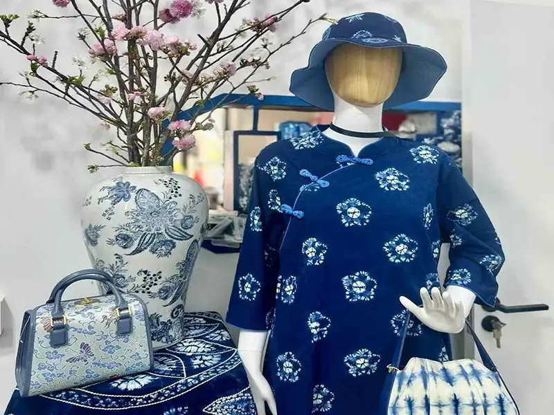 林俊億設計的文創產品,融合藍染技藝與傳統元素,展現典雅質樸的東方美學。(記者楊婉攝)