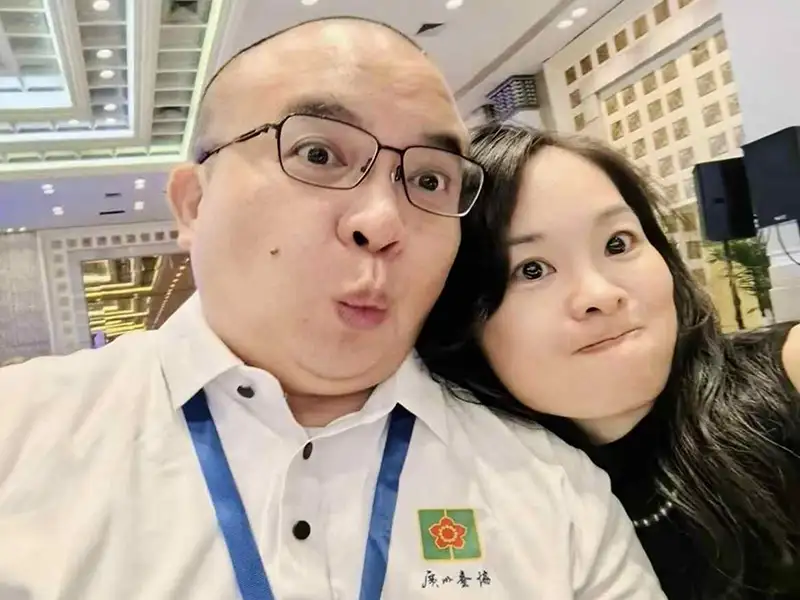 林俊億(左)與太太蘇少華(右)歡樂自拍,展現生活中的溫馨甜蜜。(記者楊婉攝)