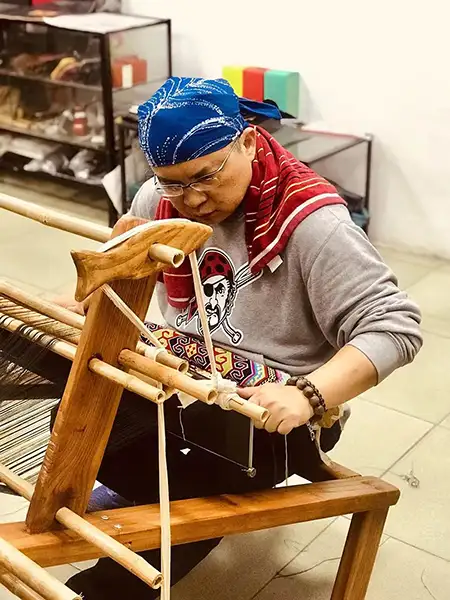 林俊億專注學習土家織錦,傳承千年傳統技藝,展現對非遺文化的熱愛與堅持。(記者楊婉攝)