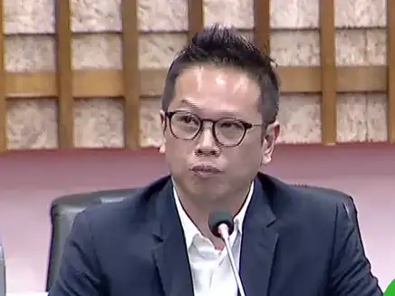 市議員何權峰指出,高雄車站周邊商圈振興在即,今年是高雄車站大都更元年,關心車站招商進度以引進人潮,帶動車站發展。(記者吳文欽攝)