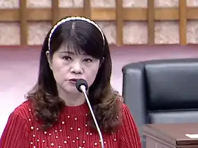 市議員陳玫娟關切蓮池潭人行與自行車道成圓最後一段路,要求以圈圍方式設置龜島、保留現有木棧道及天空之城樹景觀。(記者吳文欽攝)