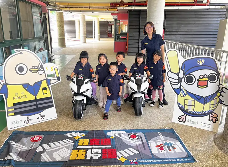 孩子們穿上小小警察制服,在模擬馬路上學習交通指揮,從小扎根交通安全觀念。(圖/臺南市第五分局 提供)