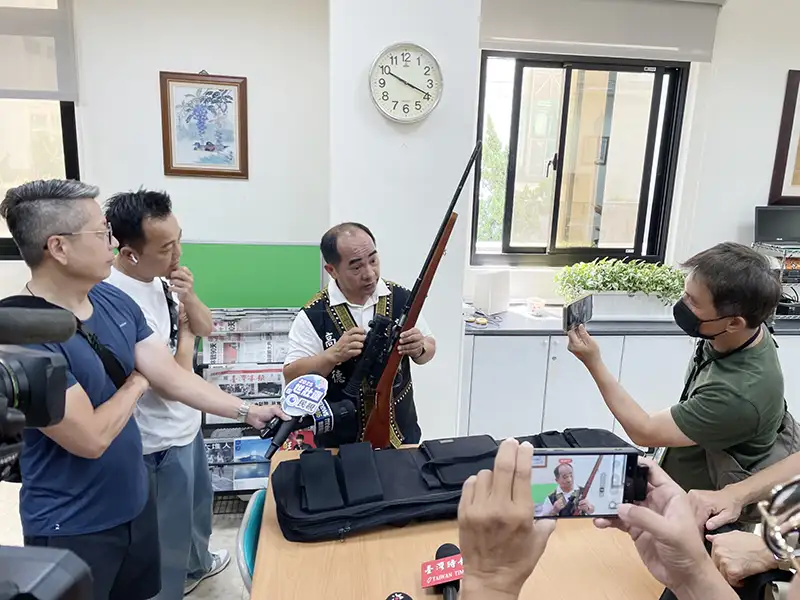 市議員高忠德擬攜帶獵槍進入議事廳進行質詢,議長康裕成表示,議事規則並未明文禁止議員使用道具,身為議長有責任保障議員問政權利。(記者吳文欽攝)