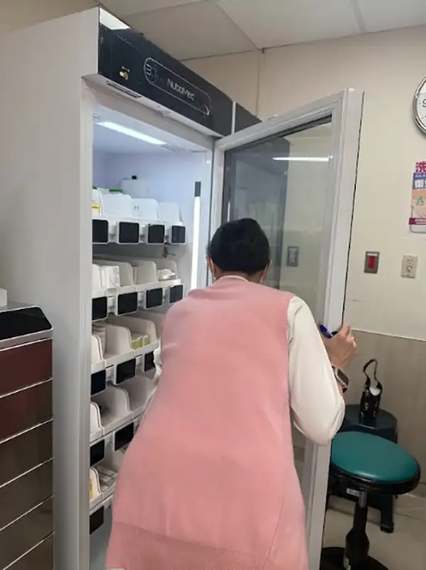 智慧藥櫃提示取藥。 (圖/奇美醫院 提供)