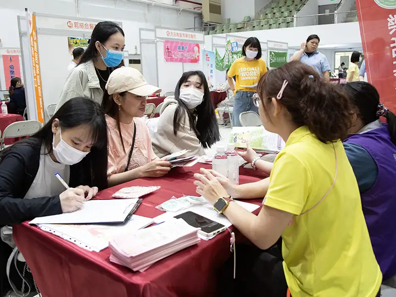 國際越南生至攤位了解職缺情況。(圖/嘉南藥理大學 提供)