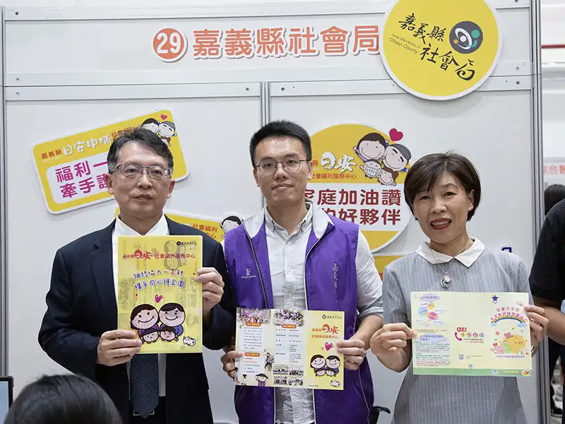 校長張翊峰(左)親自了解現場廠商設攤情況。(圖/嘉南藥理大學 提供)