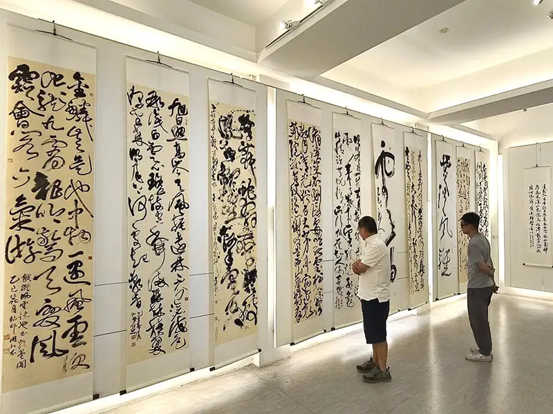 高雄市明宗書法藝術館八日起展出「驚雲」─當代行草十人展,期盼書道友朋,前來明宗草道交流。(記者洪淑玉攝)
