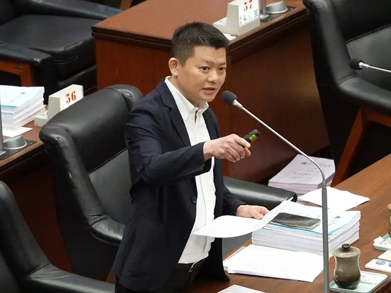 副議長曾俊傑要求陳其邁市長主動建立火車站都更平台及招商平台,掌握高鐵共構契機,加速推動火車站大都更計畫。(記者吳文欽攝)