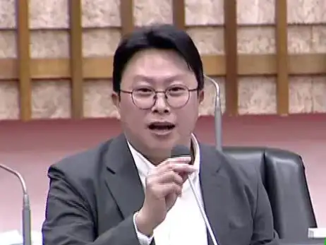 市議員林志誠肯定市長陳其邁率領市府團隊,在面對高關稅衝擊,以最短期間成立高雄市因應對等關稅經濟對策小組,穩定市場信心。(記者吳文欽攝)