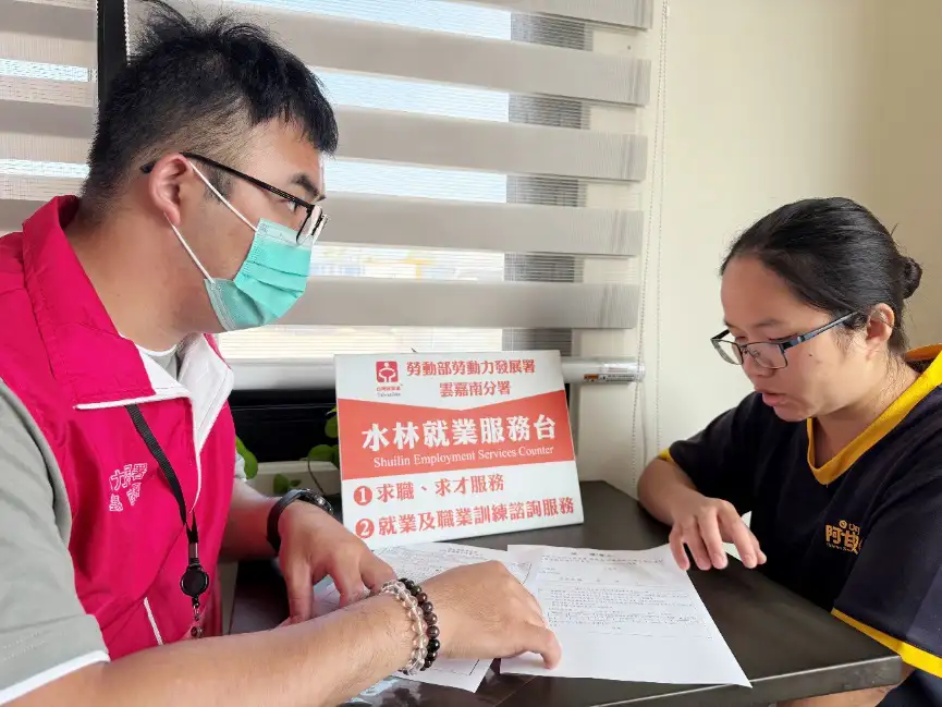 (左)虎尾就業中心水林就業服務台蘇輔導員前往張舒婷(右)職場關心工作適應情形(圖/虎尾就業中心提供)