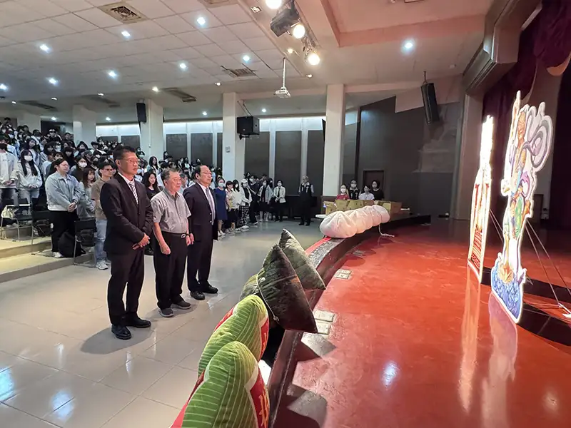 中華醫大辦國考「包中」祈福許願活動,(左起)孫逸民校長、陳智文董事長、家長會黃民杰會長帶領學生向文昌帝君和魁星爺立牌默禱金榜題名。(圖/中華醫大提供)