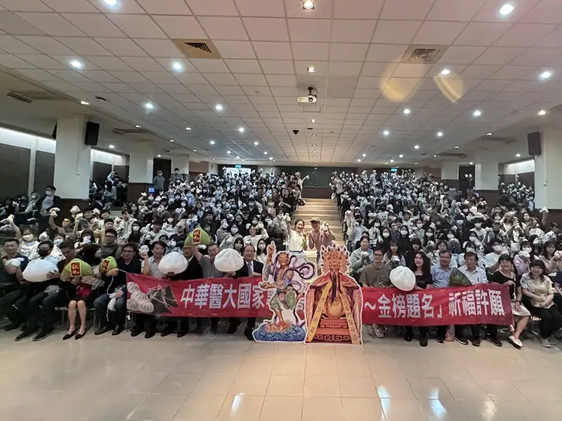 中華醫大應屆畢業生國家考試「包中」祈福許願活動學生開心分享包子和粽子。(圖/中華醫大提供)