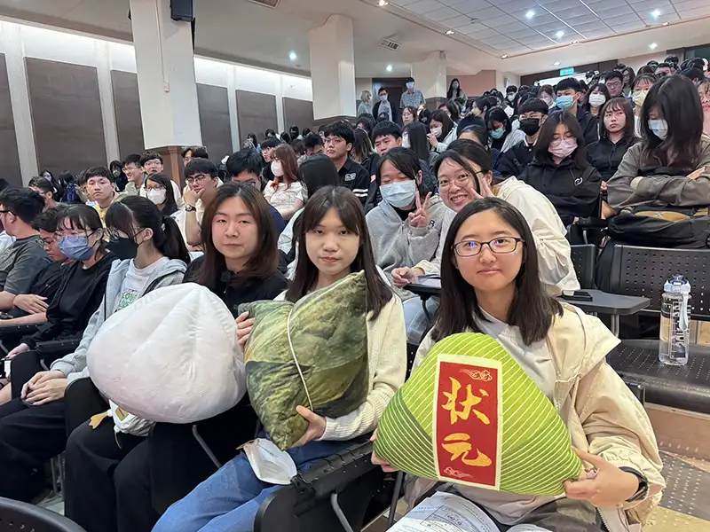 學生傳遞大包子和大粽子為自己許願國考包中。(圖/中華醫大提供)
