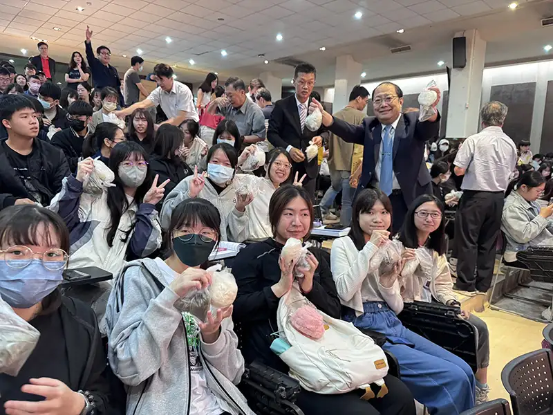 孫逸民校長等師長分送包子和粽子給每一位學生,象徵國家考試包中。(圖/中華醫大提供)