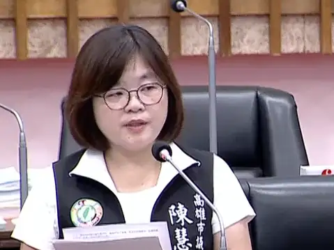 市議員陳慧文針對鳳山溪清疏標案無人競標且決標金額高於底價，質疑是否因投標條件過於嚴苛，反致市場零競爭、由單一廠商承攬。（記者吳文欽攝）