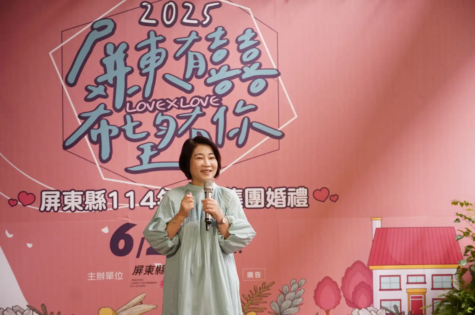 屏東縣長周春米15日驚喜宣布,婚禮當天加碼抽出日本東京、泰國曼谷雙人來回蜜月機票。(屏東縣政府提供)