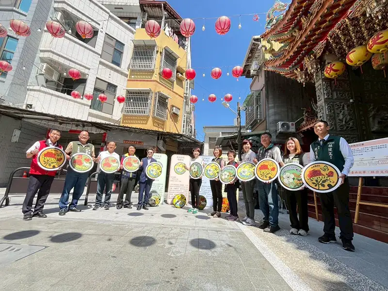 台南北區再添特色地標 三老爺宮十二花神孔蓋啟用