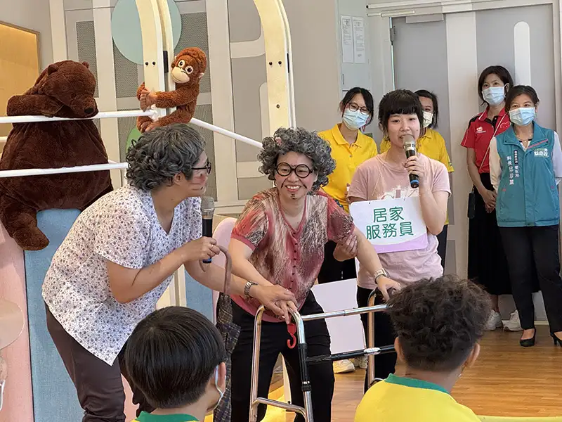 嘉義縣長照向下扎根計畫透過情境劇、角色扮演等互動體驗,讓學童建立尊老愛老的同理心,共同打造友善的長照環境。(圖/嘉義縣衛生局提供)
