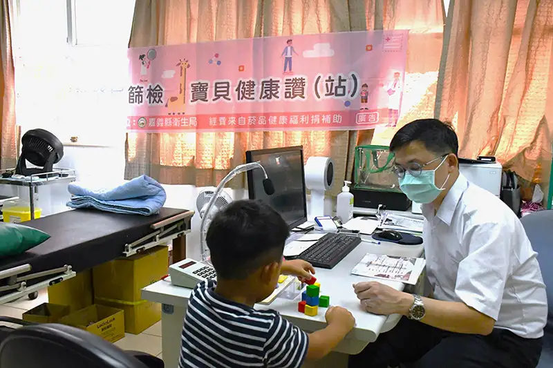 大林慈濟醫院團隊在大埔鄉衛生所為0至6歲疑似發展遲緩兒童進行聯合評估,縮短偏鄉家庭的評估等待期。(圖/嘉義縣衛生局提供)