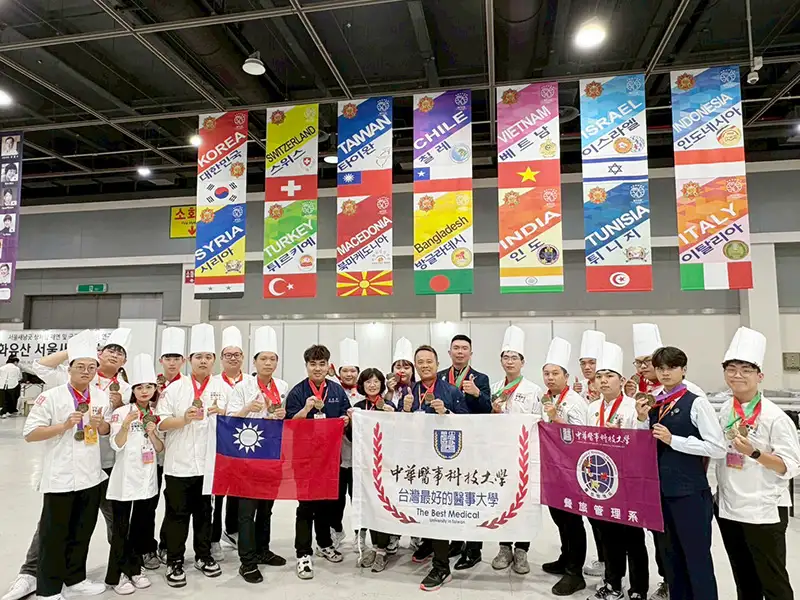 .2025韓國世界美食奧林匹克大賽中華醫大餐旅系勇奪20金6銀3銅獲頒最佳團隊獎。(圖/中華醫事科技大學 提供)