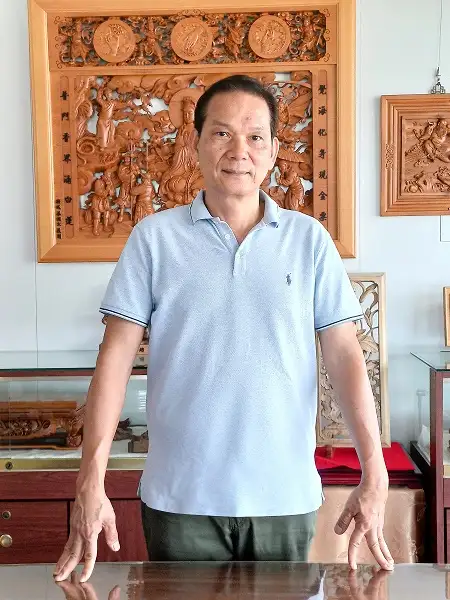 蔡德太是文化部列為木雕工藝的「人間國寶」,也是臺南市政府認定傳統木雕工藝「減法鑿花,成就加法人生」。(圖/張耘書拍攝)