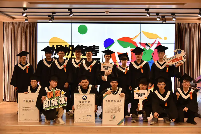 勞動部雙軌生畢業後將有畢業證書、結訓證書與專業職能認證,職場競爭力遠勝一般大專生。(圖/雲嘉南分署 提供)
