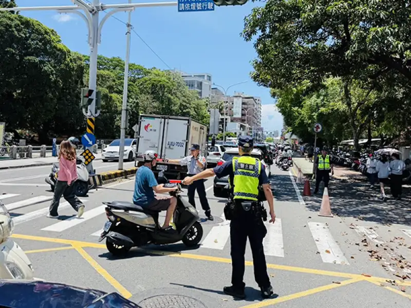 國中會考南五分局動員義警民力協助交通疏導