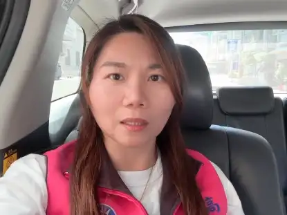 鳳山區五甲地區發生突發性停水及水壓驟降事件,造成多個里民眾日常生活受到影響,市議員李雅靜積極協調緊急應變措施。(記者吳文欽攝)