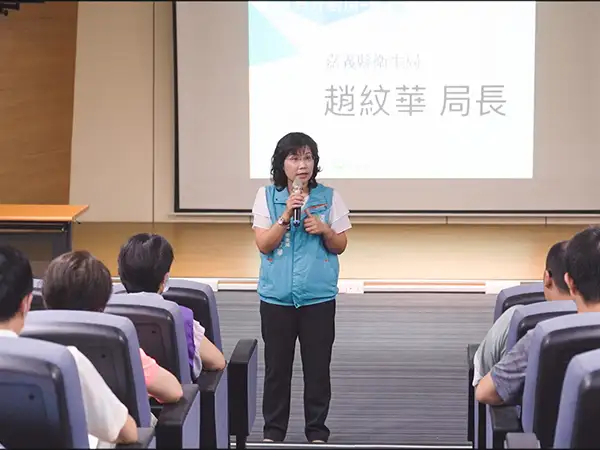 衛生局長趙紋華與參與業者在共識營上討論食安政策,共同提升嘉義縣餐飲衛生水平。(圖/嘉義縣衛生局提供)