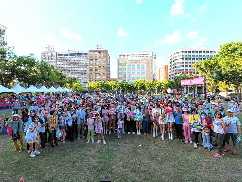 市議員黃文益主辦的第三屆母愛真偉大-公益親子派對,週日下午於六合公園溫馨登場,吸引近千名親子家庭熱情參與。(記者吳文欽攝)