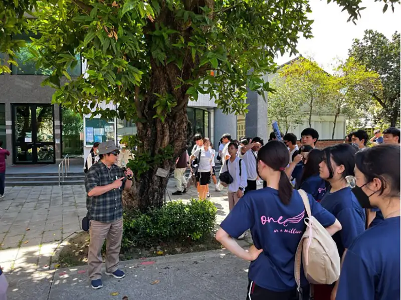 臺南神學院林文哲牧師為同學示範導覽,講解黃彰輝紀念圖書館的由來。(圖/長榮中學提供)