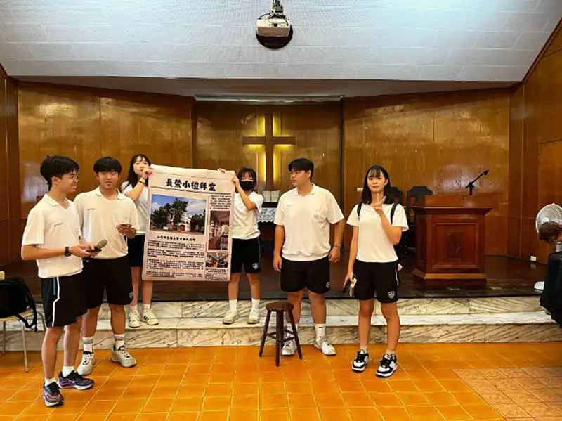 最後回到長榮中學的三級古蹟小禮拜堂,報告小禮拜堂建築特點,地點:長榮中學小禮拜堂。(圖/長榮中學提供)