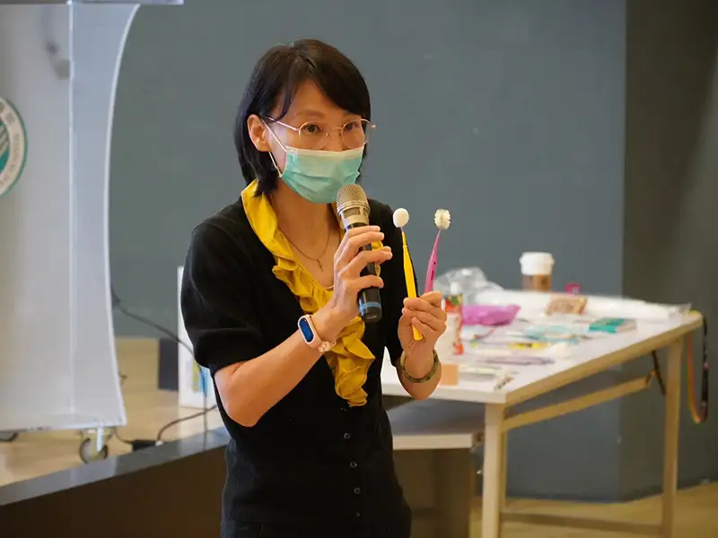 劉曉菁老師與醫療輔助犬歐巴一同進入安寧病房陪伴病人。（圖/屏東榮總 提供）