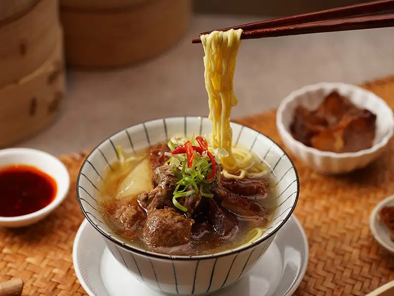 老港牛雜麵」，以牛筋、牛肚、牛腩慢火燉煮，湯香麵彈。 (圖/台南遠東香格里拉提供)
