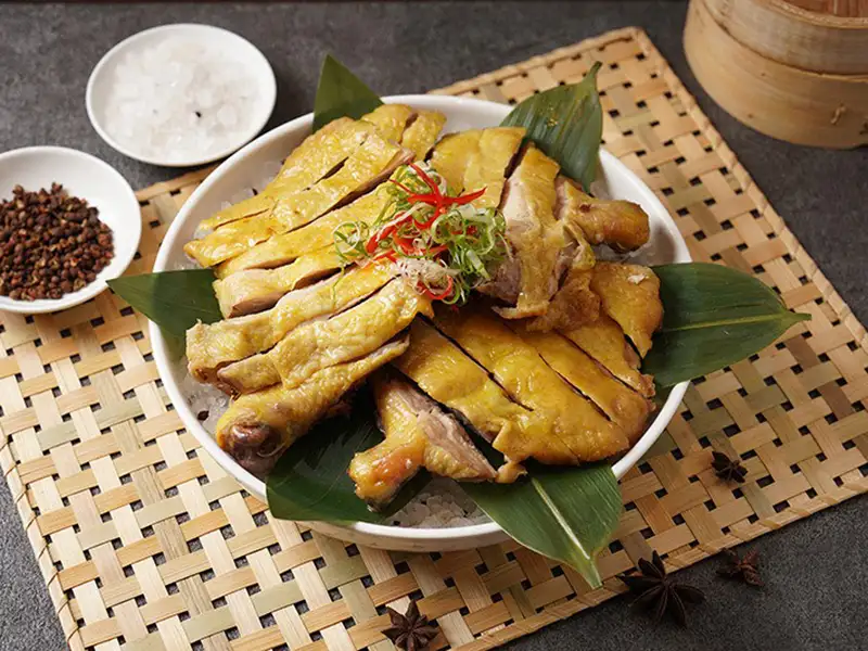 「廣香鹽焗雞」外皮金黃酥香、肉質鮮嫩多汁。 (圖/台南遠東香格里拉提供)