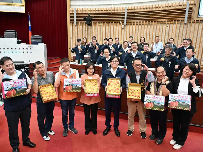 議長康裕成、市長陳其邁偕同陳幸富等多位議員及市府首長,共同在市議會推廣當令盛產的那瑪夏水蜜桃。(記者吳文欽攝)