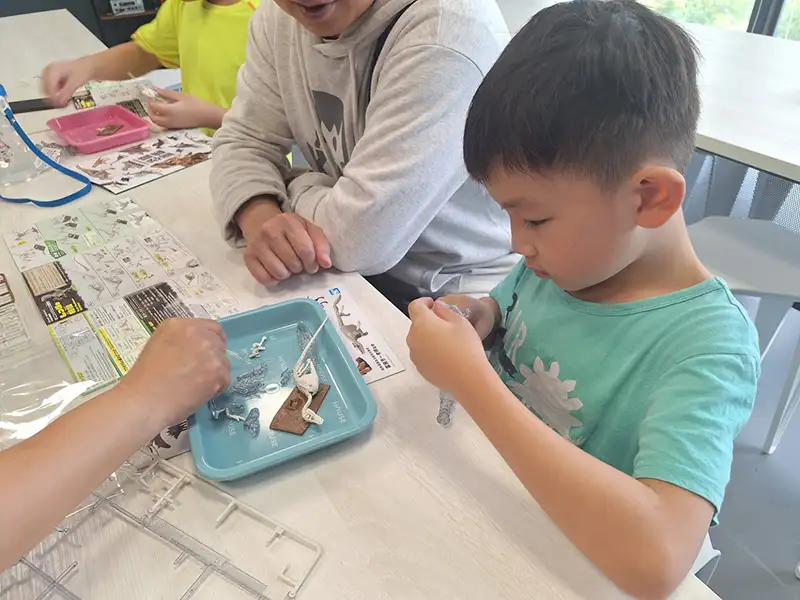 迅猛龍DIY體驗,歡迎親子來同樂。(圖/南瀛天文館 提供)