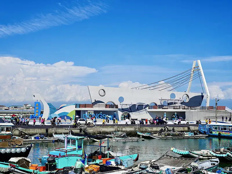 2025東石海之夏主視覺公開,邀鄉親7月漁人碼頭同歡-「大船入港」景觀台。(圖/嘉義文觀局 提供)