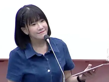 市議員鄭孟洳表示,市府應該打造更友善的制度與平台,讓「用得懂、用得上、用得起」的AI輔導走進每一間中小企業。(記者吳文欽攝)